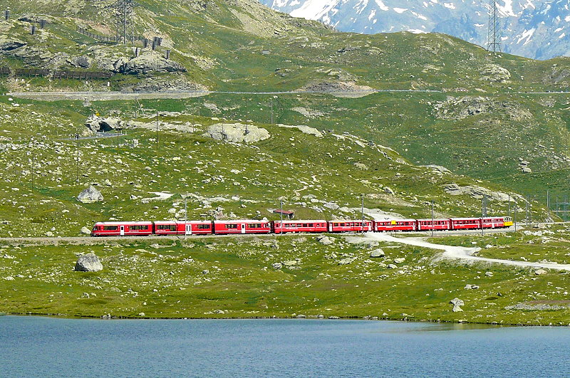 RhB - Regionalzug 1656 von Tirano nach St.Moritz am 14.07.2013 am Lago Nero mit Zweisystem-Triebwagen ABe 8/12 3501 (ABe 4/4 351.01 - Bi 356.01 - ABe 4/4 350.01) - BD 2475 - AB 1542 - B 541.08 - B 2456 - B 541.02 - WS 3921 - B 20987
