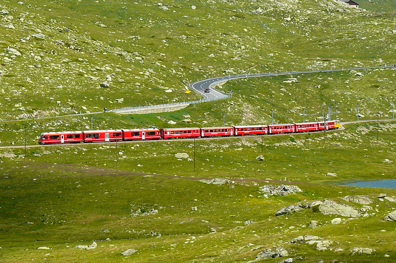 RhB - Regionalzug 1656 von Tirano nach St.Moritz am 14.07.2013 am Lago Nero mit Zweisystem-Triebwagen ABe 8/12 3501 (ABe 4/4 351.01 - Bi 356.01 - ABe 4/4 350.01) - BD 2475 - AB 1542 - B 541.08 - B 2456 - B 541.02 - WS 3921 - B 20987
