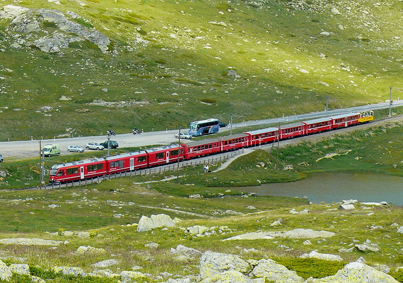 RhB - Regionalzug 1656 von Tirano nach St.Moritz am 14.07.2013 am Lago Pitschen mit Zweisystem-Triebwagen ABe 8/12 3501 (ABe 4/4 351.01 - Bi 356.01 - ABe 4/4 350.01) - BD 2475 - AB 1542 - B 541.08 - B 2456 - B 541.02 - WS 3921 - B 20987
