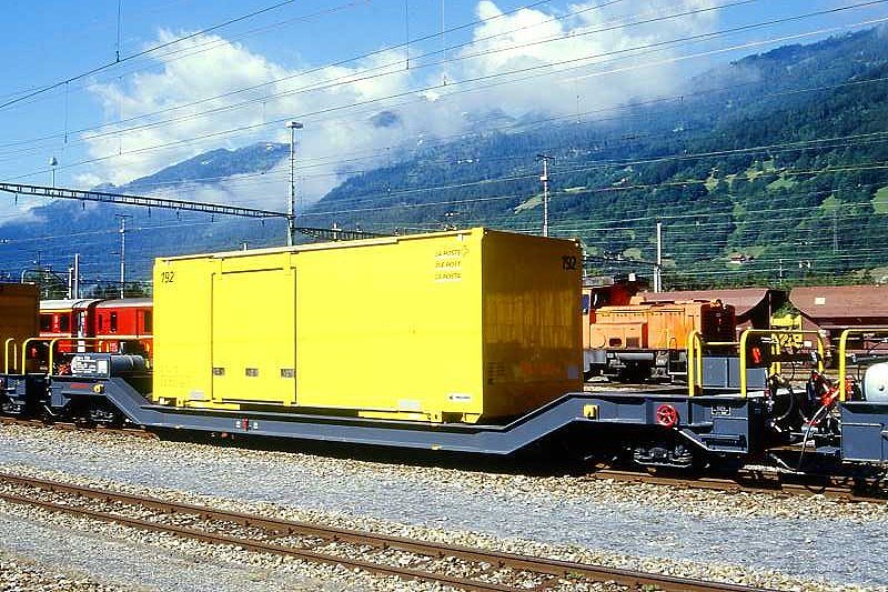 RhB - Sbk-v 7711 am 20.06.1999 in Landquart - Tiefladewagen mit Post-Container 4-achsig mit 1 offenen Plattform - bernahme 27.05.1999 - JMR - Gewicht 14,15t - Zuladung 24,00t - LP 15,94m - zulssige Geschwindigkeit 7t/90 24t/80 km/h
