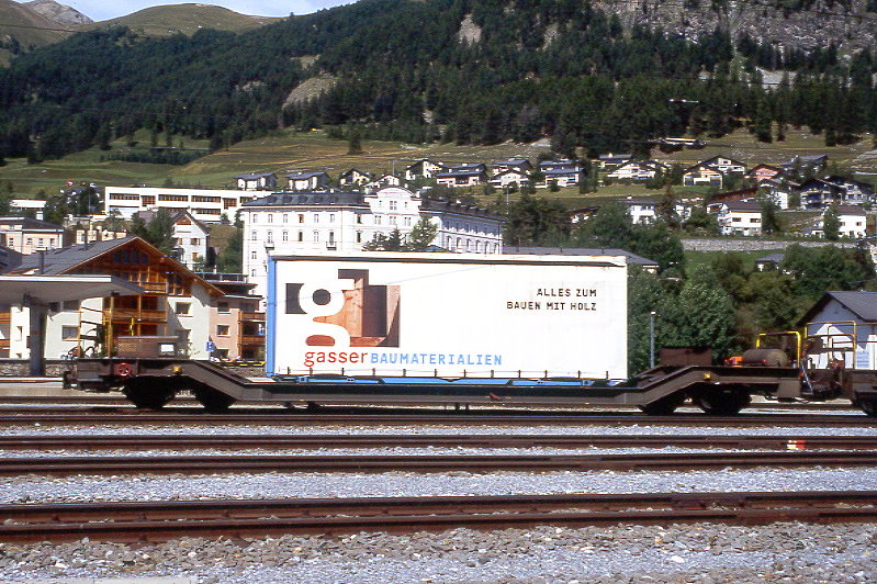 RhB - Sbk-v 7712 am 23.08.2007 in Samedan - Tiefladewagen 4-achsig mit 1 offenen Plattform - bernahme 02.06.1999 - JMR - Gewicht 14,30t - Zuladung 24,00t - LP 15,94m - zulssige Geschwindigkeit 7t/90 24t/80 km/h. Hinweis: nach unten genderte Hchstgeschwindigkeit
