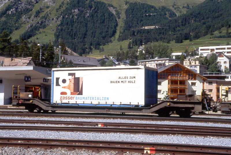 RhB - Sbk-v 7712 am 23.08.2007 in Samedan - Tiefladewagen 4-achsig mit 1 offenen Plattform - bernahme 02.06.1999 - JMR - Gewicht 14,30t - Zuladung 24,00t - LP 15,94m - zulssige Geschwindigkeit 7t/90 24t/80 km/h. Hinweis: nach unten genderte Hchstgeschwindigkeit
