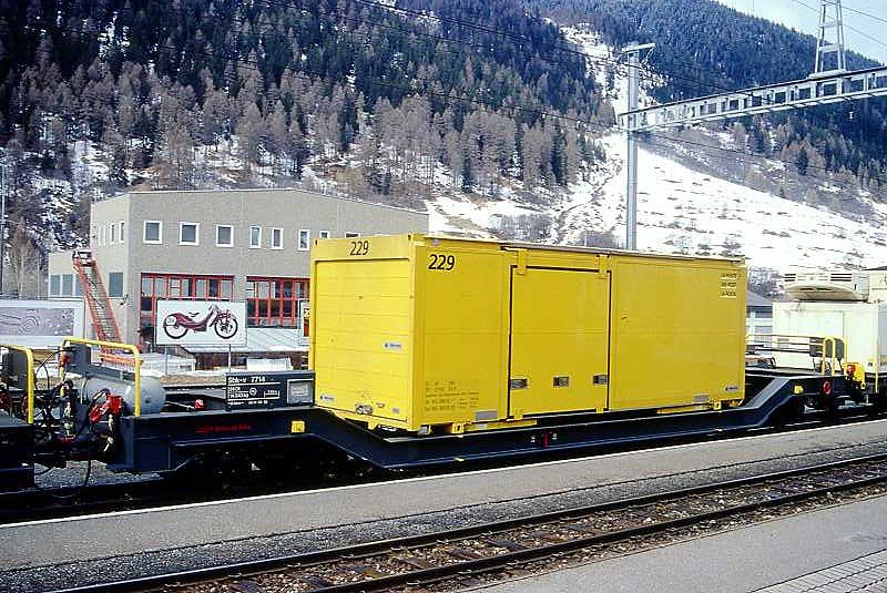 RhB - Sbk-v 7714 am 17.03.2000 in Zernez - Tiefladewagen 4-achsig mit 1 offenen Plattform - bernahme 10.06.1999 - JMR - Gewicht 14,34t - Zuladung 24,00t - LP 15,94m - zulssige Geschwindigkeit 7t/90 24t/80 km/h. Hinweis: Die Fahrzeugserie bestand aus 15 Wagen mit den Nummern 7701 bis 7715

