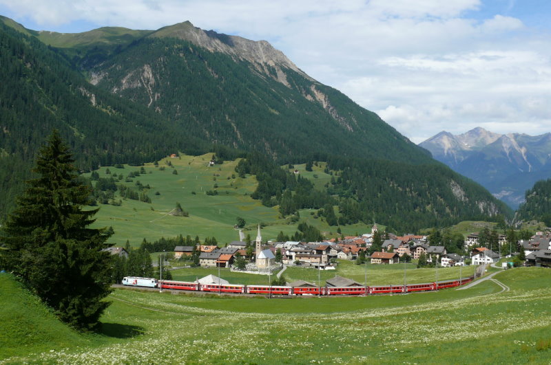 RhB Schnellzug 1129 von Chur nach St.Moritz am 28.07.2010 auf unterer Ebene oberhalb Bergn mit E-Lok Ge 4/4III 645 - B - B - B - D - B - B  - B - A - A - Gak-v - Haik-v - Skl 8412
