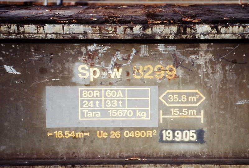 RhB - Sp-w 8299 am 15.10.2008 in Samedan - Flachwagen mit Rungen 4-achsig mit 1 offenen Plattform - Anschriftenfeld
