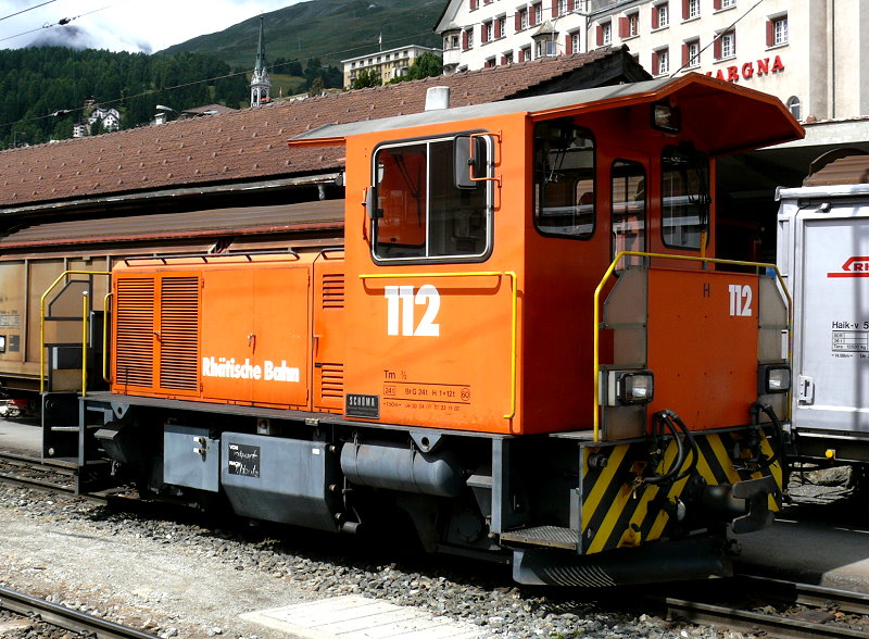RhB - Tm 2/2 112 am 30.07.2010 in St.Moritz - Diesel-Rangier-Traktor - bernahme 30.04.2002 - Schma/Cummins - 336KW - Fahrzeuggewicht 24,00t - LP 7,50m - zulssige Geschwindigkeit 16/32/50/60geschleppt km/h - 1=22.11.2007 - Logo in deutsch - Heimatstation: St.Moritz
