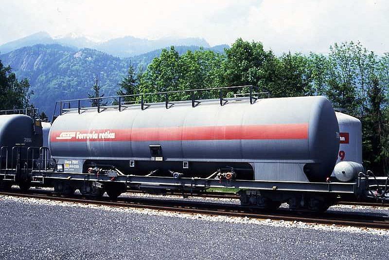 RhB - Uace 7991 am 11.05.1994 in Untervaz - Zementsilowagen 4-achsig mit 1 offenen Plattform - bernahme 28.05.1991- JMR/Stag - Gewicht 16,77t - Zuladung: gelber Aufkleber 31,00t - LP 12,54m - Zuladung/zulssige Geschwindigkeit 0t/80 36t/70 km/h - Logo RhB in italienisch - Lebenslauf: ex Uace 7991 - 2004 Uac 7991
