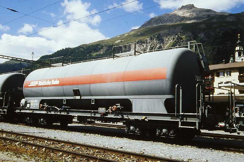 RhB - Uace 7997 am 01.09.1993 in Samedan - Zementsilowagen 4-achsig mit 1 offenen Plattform - bernahme 26.08.1991- JMR/Stag - Gewicht 16,75t - Zuladung gelber Aufkleber 31,00t - LP 12,54m - Zuladung/zulssige Geschwindigkeit 0t/80 31t/70 km/h - Logo RhB in deutsch - Lebenslauf: ex Uace 7997 - 2004 Uac 7997
