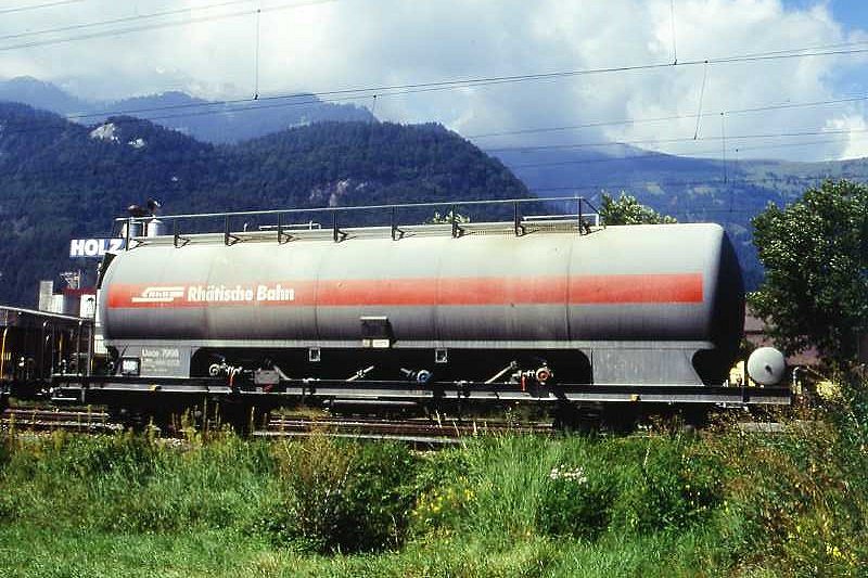 RhB - Uace 7998 am 06.09.1996 in Untervaz - Zementsilowagen 4-achsig mit 1 offenen Plattform - bernahme 12.06.1991- JMR/Stag - Gewicht 16,79t - Zuladung 36,00t - LP 12,54m - Zuladung/zulssige Geschwindigkeit 0t/80 36t/70 km/h - Logo RhB in deutsch - Lebenslauf: ex Uace 7998 - 2004 Uac 7998
