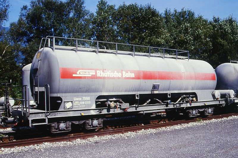 RhB - Uace 7998 am 23.08.1997 in Untervaz - Zementsilowagen 4-achsig mit 1 offenen Plattform - bernahme 12.06.1991- JMR/Stag - Gewicht 16,79t - Zuladung 36,00t - LP 12,54m - Zuladung/zulssige Geschwindigkeit 0t/80 36t/70 km/h Zugreihe B - Logo RhB in deutsch - Lebenslauf: ex Uace 7998 - 2004 Uac 7998
