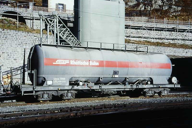 RhB - Uace 7998 am 23.10.1998 in St.Moritz - Zementsilowagen 4-achsig mit 1 offenen Plattform - bernahme 12.06.1991- JMR/Stag - Gewicht 16,79t - Zuladung 36,00t - LP 12,54m - Zuladung/zulssige Geschwindigkeit 0t/80 36t/70 km/h Zugreihe B - Logo RhB in deutsch - Lebenslauf: ex Uace 7998 - 2004 Uac 7998
