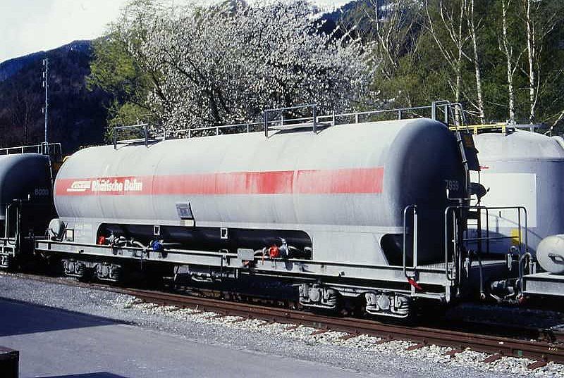 RhB - Uace 7999 am 12.04.1998 in Untervaz - Zementsilowagen 4-achsig mit 1 offenen Plattform - bernahme 20.09.1991- JMR/Stag - Gewicht 16,82t - Zuladung 36,00t - LP 12,54m - zulssige Geschwindigkeit 80 km/h Zugreihe B - Logo RhB in deutsch - Lebenslauf: ex Uace 7999 - 2004 Uac 7999
