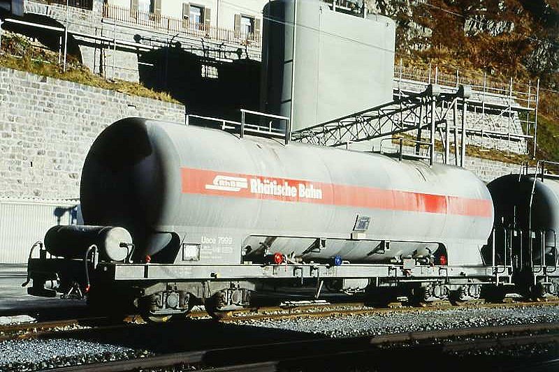 RhB - Uace 7999 am 23.10.1998 in St.Moritz - Zementsilowagen 4-achsig mit 1 offenen Plattform - bernahme 20.09.1991- JMR/Stag - Gewicht 16,82t - Zuladung 36,00t - LP 12,54m - zulssige Geschwindigkeit 80 km/h Zugreihe B - Logo RhB in deutsch - Lebenslauf: ex Uace 7999 - 2004 Uac 7999


