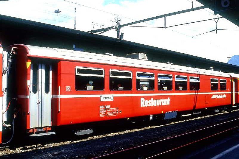RhB - WR 3815 am 13.05.1994 in Chur - Speisewagen - bernahme 15.05.1984 - FFA/RhB - Gewicht 20,90t - Sitzpltze 36 - LP 18,50m - zulssige Geschwindigkeit 90 km/h - 2=13.03.1993 - mit Bremszahnrad, mit Kennzeichnung gelbe Dreiecke an den Ecken
