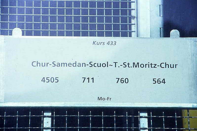 RhB - Z 13092 am 22.10.1998 in Scuol - Laufwegtafel Postkurs 433 Mo - Fr Chur mit Zug 4505 Samedan - 711 Scuol - 760 St.Moritz - 564 Chur
