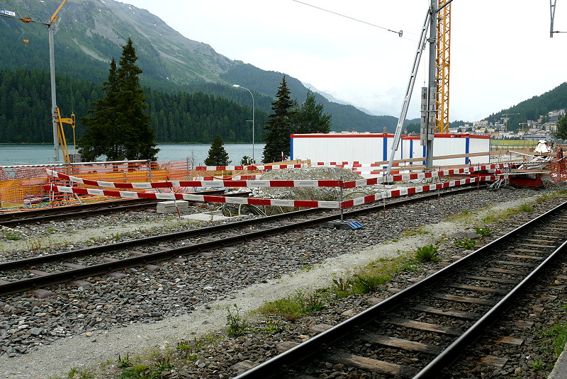 St. Moritz Berninabahn am 20.07.2014 Umbauphase Gleis 6, Blick Richtung Westen, ganz links zwei kurzen Abstellgleise