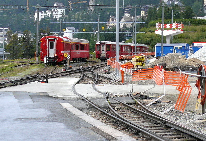 St.Moritz Gleis 2 Umbauphase am 20.07.2014 Blick Richtung Westen. Gleis 1 und Postladegleis rechts ist bereits abgebrochen und Baustelle