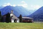 FM_SEFT Museumszug 5 von Cama nach Castione-Arbedo am 02.09.1995 bei S.Vittore mit AB-Triebwagen ABe 4/4 42 - RhB-Triebwagen BDe 4/4 491. Hinweis: Blick auf Kapelle
