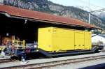 RhB - Sbk-v 7703 am 08.10.1999 in Samedan - Tiefladewagen mit Post-Container 4-achsig mit 1 offenen Plattform - bernahme 11.05.1999 - JMR - Gewicht 14,00t - Zuladung/zulssige Geschwindigkeit