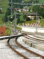 Gleisanlagen mit Bahnsteige in Montbovon am 10.07.2010 - Blick Richtung Zweisimmen