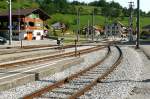 Gleisanlagen mit Bahnsteige in Montbovon am 10.07.2010 - Blick Richtung linkes Gleis nach Montreux, rechtes Gleis Richtung Bulle