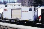 RhB - Lb-v 7852 am 10.03.1998 in Pontresina - Container-Transportwagen 2-achsig mit 1 offenen Plattform beladen mit Khl-Container - Baujahr 1911 - SIG - Gewicht 5,26 - Zuladung 17,00t - LP 8,54m -