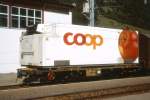 RhB - Lb 7856 am 23.08.2007 in Zernez - Tragwagen mit COOP-Khlcontainer (Apfel) 2-achsig - Baujahr 1983 bernahme 27.06.1997 - JMR - Gewicht 5,70t - LP 9,14 - Zuladung 14,00/17,00t - zulssige