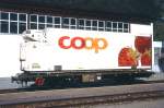 RhB - Lb 7865 am 25.08.2008 in Zernez - Container-Tragwagen 2-achsig mit COOP-Khlcontainer (Erdbeeren) - Baujahr 1963 - JMR - Gewicht 5,63t - Ladegewicht 14,00/17,00t -  zulssige Geschwindigkeit