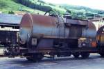 RhB - Uhk-v 8104 I am 06.06.1992 in Scuol - Zisternenwagen Kesselwagen fr Mineralltransporte 2-achsig mit 1 offenen Plattform - Baujahr 1953 - JMR - Gewicht 9,57t - Zisterne 20.000l - Zuladung