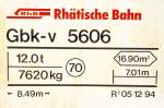 RhB - Gbk-v 5606 am 12.03.2000 in Zuoz - Gedeckter Gterwagen 2-achsig mit 1 offenen Plattform - Anschriftenfeld  