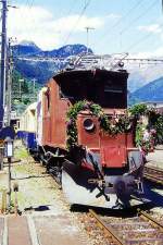 Lokomotiven/419844/rhb---ge-44-182-am RhB - Ge 4/4 182 am 20.05.2000 in Poschiavo - E-Lok - in Betriebnahme 25.01.1913 - SLM3210/SAAS909001 - 559 KW - Gewicht 43,00t - LP 14,40m - zulssige Geschwindigkeit 45 km/h - =25.03.1978 - Lebenslauf: ex BB Ge 4/4 82 - 1943 RhB Ge 4/4 82 - 1961 Ge 4/4 182 - 1977a - 1984 La Mure - 2000 RhB - Hinweis: berfuhr der festlich geschmckten Lok nach Poschiavo mit Sponsoren-Werbung BEMO/STEFFANI.

