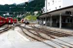 Blick am 26.07.2010 in St.Moritz von Bahnsteig 2/3 auf Abstellanlage West - Links vom Bahnsteig befindet sich Gleis 3, rechts Gleis 2. Links vom Salonwagen das lange Ausziehgleis (ca. 110m) mit Verschubmglichkeit zu den Berninagleisen
