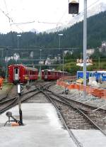 Gleisanlagen/358533/stmoritz-links-gleis-3-und-rechts St.Moritz links Gleis 3 und rechts Gleis 2 Umbauphase am 20.07.2014 Bick Richtung Westen. Gleis 1 und Postladegleis rechts ist bereits abgebrochen und Baustelle