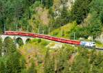 RhB Regio-Express 1129 von Chur nach St.Moritz am 15.07.2013 kurz nach Schmittentobel-Viadukt mit E-Lok Ge 4/4III 649 - D - B - B - B - A - A - B - B - Hinweis: Lok-Werbung: 20 Minuten  