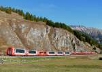 RhB - Regio-Express / Glacier-Express 1132 / 909 von St.Moritz nach Chur/Zermatt am 29.096.2009 zwischen Celerina und Samedan mit E-Lok Ge 4/4III 648 - A - A - B - B - B - DS - B - B - Bp - Bp - Bp - WRp - Ap -Ap.
