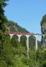 RhB - Regio-Express 1145 von Chur nach St.Moritz am 16.07.2013 auf Landwasser-Viadukt mit Ge 4/4 III 647 - D - B - B - B - A - A - ....