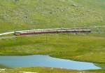 RhB - Regionalzug 1625 von St.Moritz nach Tirano am 14.07.2013 am Lago Pitschen mit Zweisystem-Triebwagen ABe 8/12 3502 (ABe 4/4 35.002 - Bi 35.602 - ABe 4/4 35.102) - WS 3921 - B 541.02 - B 2456 - B
