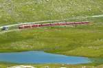 RhB - Regionalzug 1648 von Tirano nach St.Moritz am 14.07.2013 am Lago Pitschen mit Zweisystem-Triebwagen ABe 8/12 3505 (ABe 4/4 351.05 - Bi 356.05 - ABe 4/4 350.05) - BD 2474 - AB 1546 - B 2312 - B
