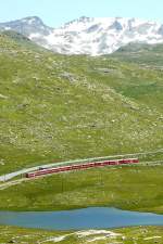 RhB - Regionalzug 1633 von St.Moritz nach Tirano am 14.07.2013 am Lago Pitschen mit Zweisystem-Triebwagen ABe 8/12 3515 (ABe 4/4 35.015 - Bi 35.615 - ABe 4/4 35.115) - B 2307 - B 2308 - B 2309 -