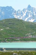 RhB - Regionalzug 1633 von St.Moritz nach Tirano am 14.07.2013 am Lago Bianco mit Zweisystem-Triebwagen ABe 8/12 3515 (ABe 4/4 35.015 - Bi 35.615 - ABe 4/4 35.115) - B 2307 - B 2308 - B 2309 - 521.06
