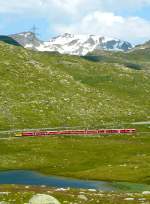 RhB - Regionalzug 1648 von St.Moritz nach Tirano am 14.07.2013 bei Alp Arlas am Lago Pitschen Zweisystem-Triebwagen ABe 8/12 3505 (ABe 4/4 351.05 - Bi 356.05 - ABe 4/4 350.05) - B 2459 - B 541.04 - B