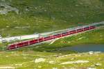 RhB - Bernina-Express 950 von Tirano nach Chur am 14.07.2013 am Lago Pitschen mit Zweisystem-Triebwagen ABe 8/12 3502 (ABe 4/4 35.002 - Bi 35.602 - ABe 4/4 35.102) - Bps 2514 - Bp 2526 - Bp 2502 - Bp