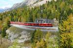 RhB - Regionalzug 1635 von St.Moritz nach Tirano am 01.10.2009 oberhalb Montebello mit Gem 4/4 801 - Triebwagen ABe 4/4 III 54 - B - B - B - AB - BD 2471 - Rp  