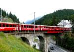 RhB - Regionalzug 1633 von St.Moritz nsch Tirano am 26.07.2010 Ausfahrt St.Moritz auf Innbrcke mit Triebwagen 4/4 II 42 + ABe 4/4 II 41 - B 2455 - B 2459 - B 2308 - B 2314 - AB - BD  