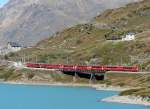 RhB - Regionalzug 1638 von Tirano nach St.Moritz am 03.10.2009 auf Brcke am See mit Zweikraftlok Gem 4/4 802 +6 ABe 4/4 II 44 - BD - AB - B - B - A 1274 - A 1275  