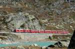 RhB - Regionalzug 1650 von Tirano nach St.Moritz am 03.10.2009 am Lago Bianco mit Triebwagen ABe 4/4 II 48 - Zweikraftlok Gem 4/4 801 - BD - AB 1543 - B2496 - B 2309 - B 2457 - B 2458  