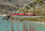RhB - Bernina-Express 951 von Chur nach Tirano am 04.10.2009 am Lago Bianco mit Triebwagen ABe 4/4 II 42 - ABe 4/4II 41 - Ap 1293 - Api 1304 -Bp 2504 - Bps 2513 - Bp 2525 - Bp 2504 - Bp 2524  