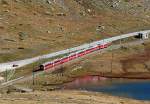 RhB - Bernina-Express 973 von St.Moritz nach Tirano am 04.10.2009 am Lago Pitschen mit Triebwagen ABe 4/4 II 49 - ABe 4/4II 47 - Ap - Ap -Bp - Bp - Bp - Bp  