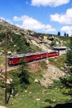 RhB - Bernina-Express 973 von St.Moritz nach Tirano am 16.08.2009 am Drachenloch Ausfahrt Drago-Tunnel und Galerie Sassal Mason III mit Triebwagen ABe 4/4 II 47 - ABe 4/4 II 48 - Api - Api - Bp - Bp -