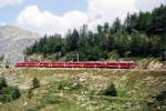 RhB - Regionalzug 1641 von St.Moritz nach Tirano am 16.08.2009 oberhalb Alp Grm mit ABe 4/4 III 55 - ABe 4/4 III 54 -  B - B - B - B - AB - BD - B - B  